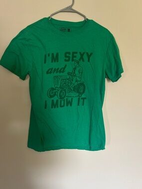 Men’s Medium Funny Lawn Mowing T-Shirt Green Graphic Tee “I’m Sexy and I Mow It”
